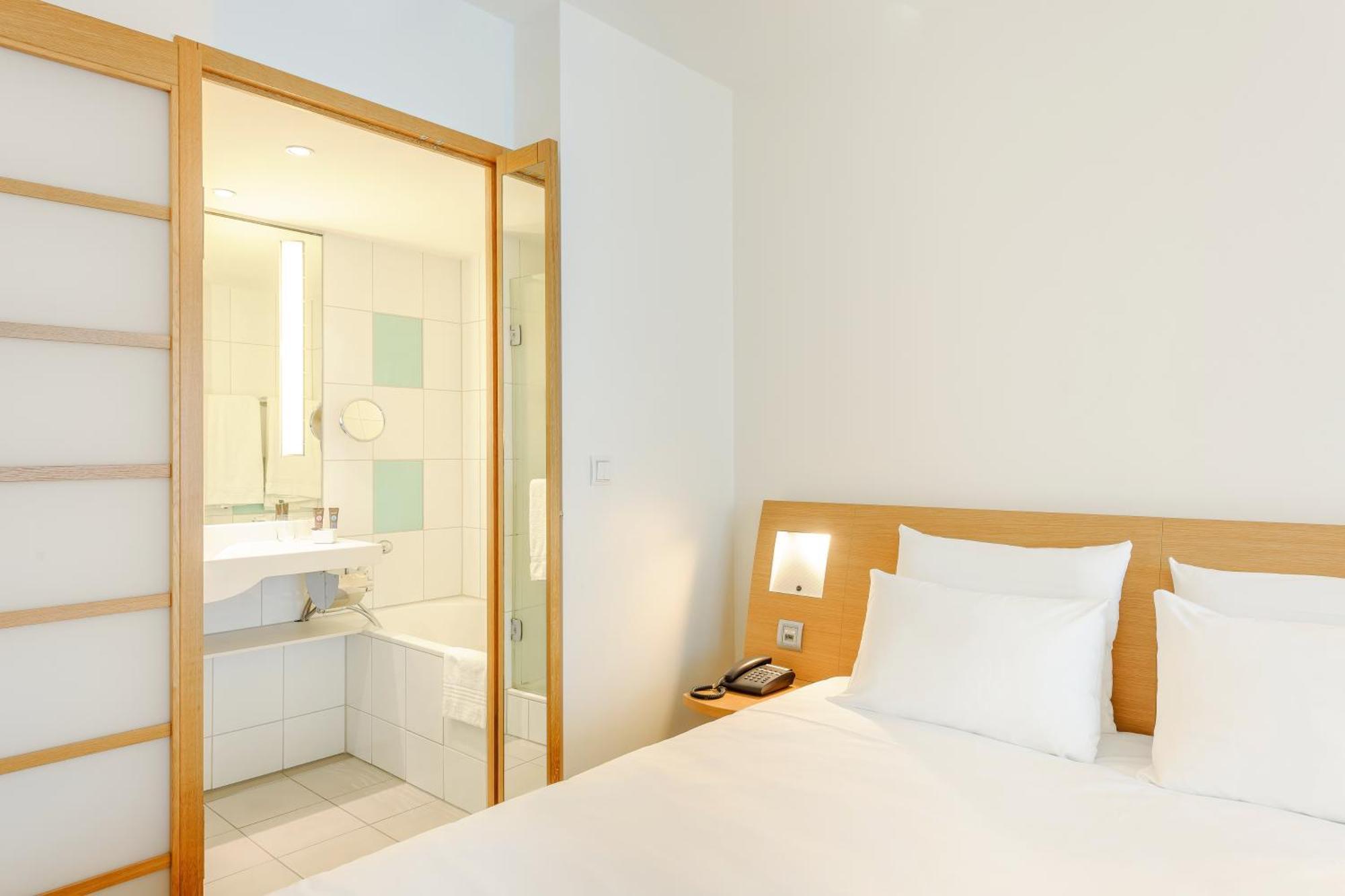 Novotel Paris Rueil Malmaison Exteriör bild