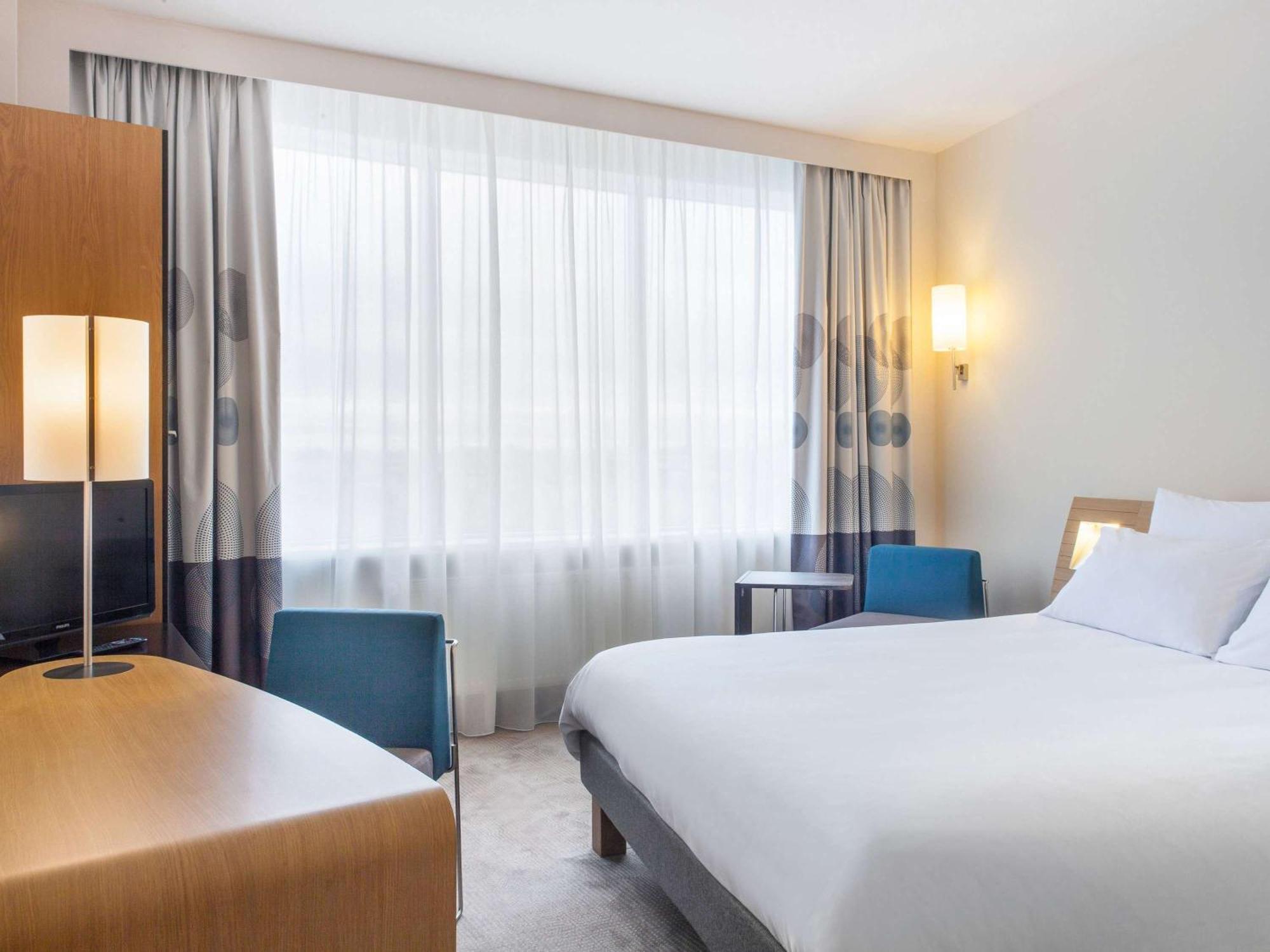 Novotel Paris Rueil Malmaison Exteriör bild